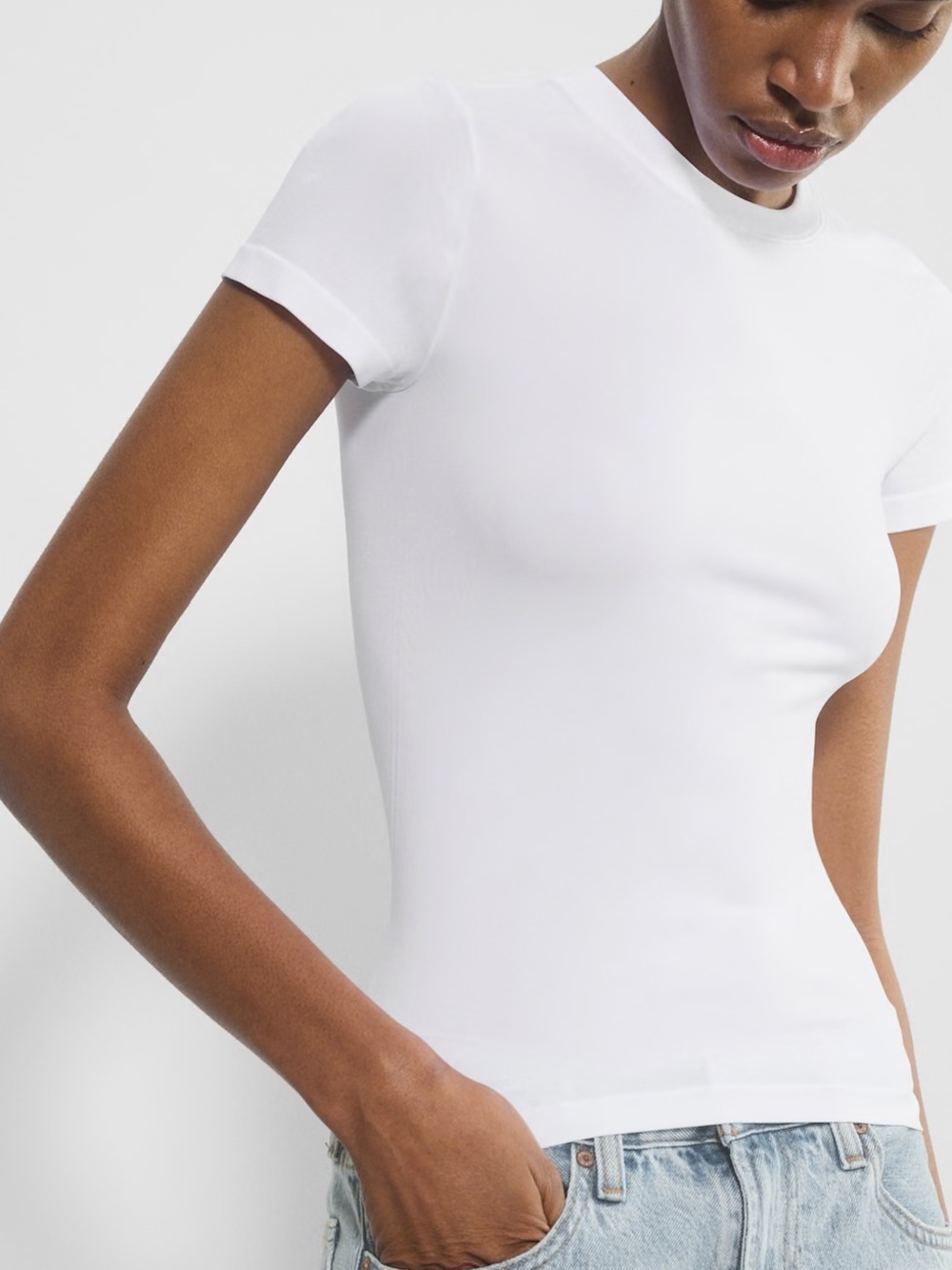 2 SinchSeamless Willow Sunday Best Aritzia T-shirts - Small - Black and White
